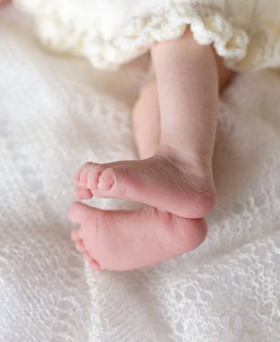 Yeni doğmuş bir bebeğin bacakları.