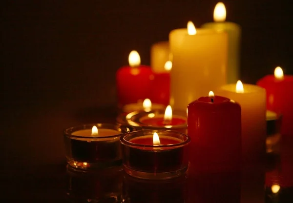 Karanlık mumlar yanan