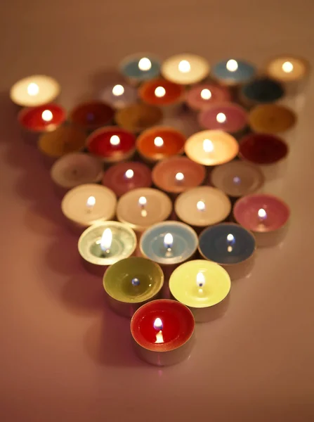 Detailansicht Der Farbigen Brennenden Kerzen — Stockfoto