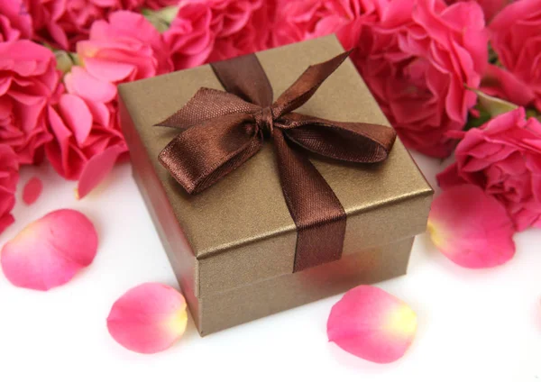 Box with bow and roses — Stock Photo, Image