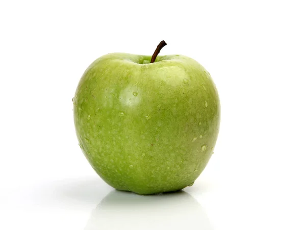Zöld alma fehér háttérrel — Stock Fotó