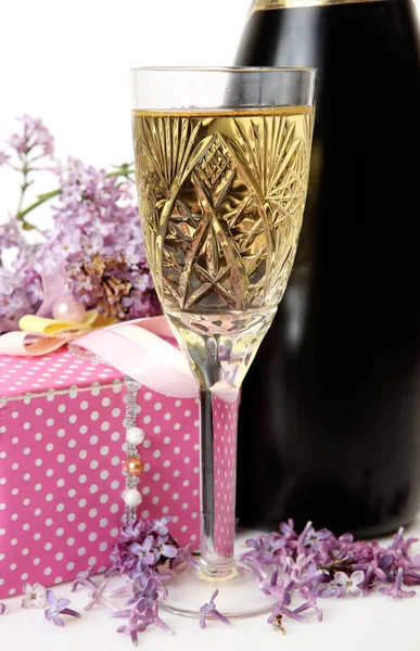 Champagne en geschenk doos — Stockfoto