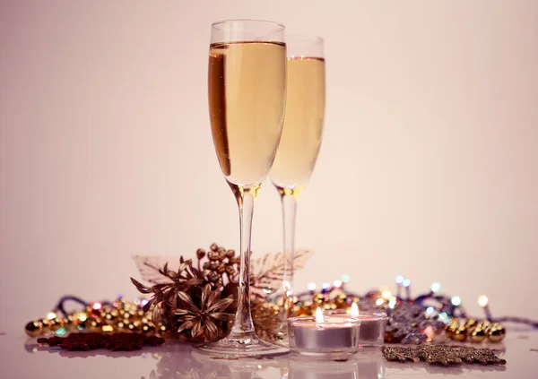 Champagne in een glas en kerstversiering — Stockfoto
