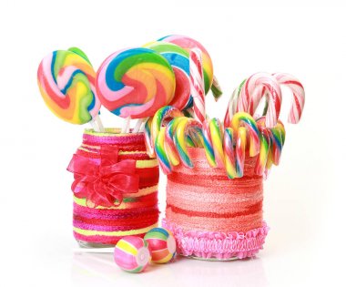 Beyaz bir arka plan üzerinde renkli şeker