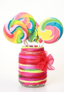 beyaz bir adam üzerinde renkli şeker