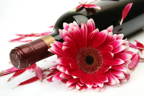 Bir Şişe Şarap Bir Çiçek — Stok fotoğraf