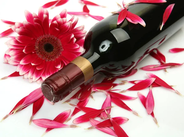 一瓶酒和一朵花 — 图库照片#