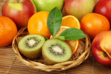 Olgun meyve ve çilek sağlıklı bir diyet için