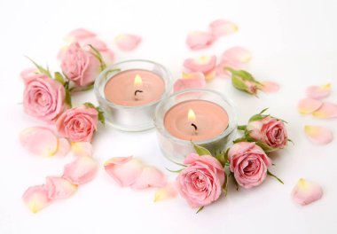 pembe güller ve mumlar
