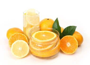 Beyaz arka planda olgun mandalinalar