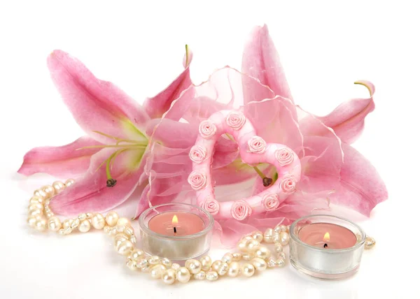 Rózsaszín liliom és égő gyertyák — Stock Fotó