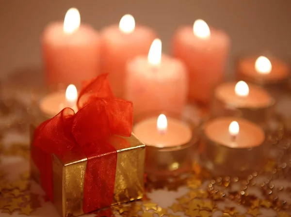 Hořící svíčky a konfety — Stock fotografie