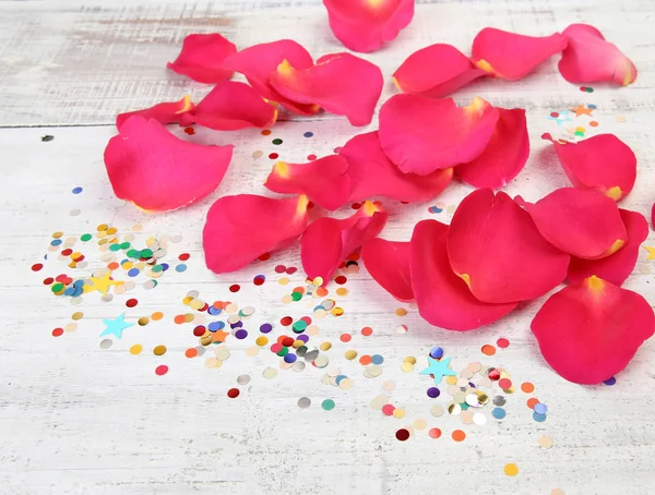 Okvětních lístků růže a konfety — Stock fotografie