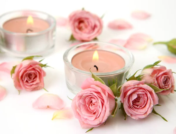 Rosas y velas rosadas — Foto de Stock