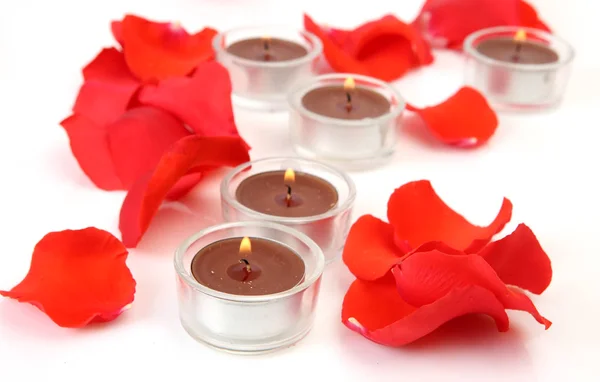 Pétalos rojos y velas encendidas —  Fotos de Stock