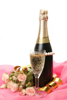 bir buket gül ve bir şişe şampanya