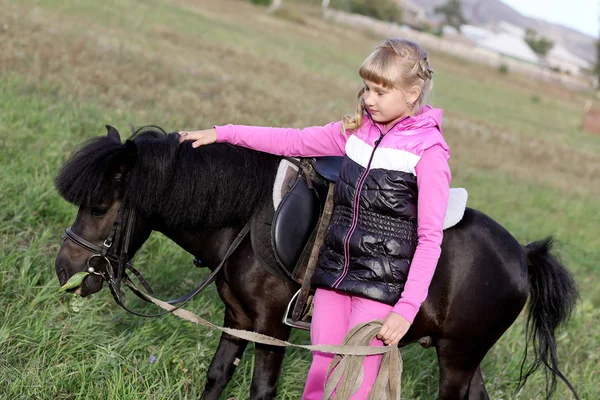 Meisje Kleine Pony — Stockfoto