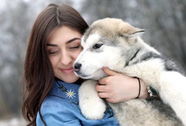 Yavru köpeğe sarılan kız