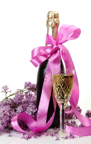 Un ramo di lilla e una bottiglia di champagne — Foto Stock