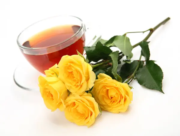 Becher Mit Tee Und Einem Strauß Gelber Rosen — Stockfoto