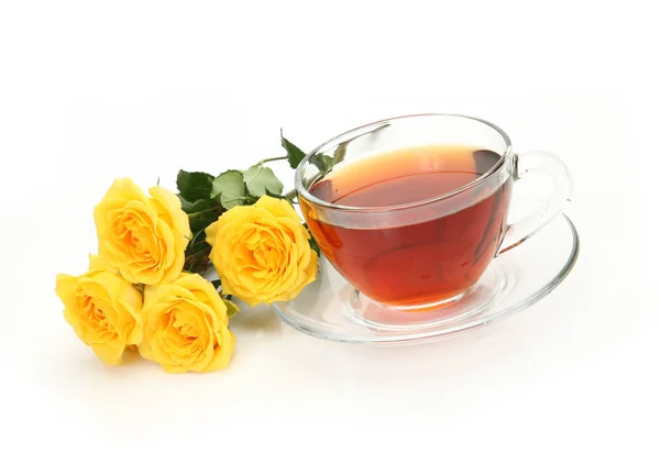 Caneca com chá e um buquê de rosas amarelas — Fotografia de Stock
