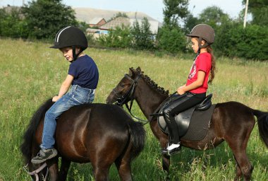 Midilli üzerinde yürüyen çocuk