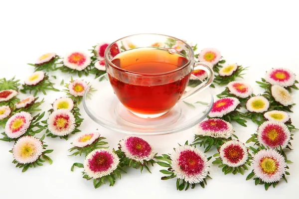 Τσάι σε μια κούπα και λουλούδια — Φωτογραφία Αρχείου