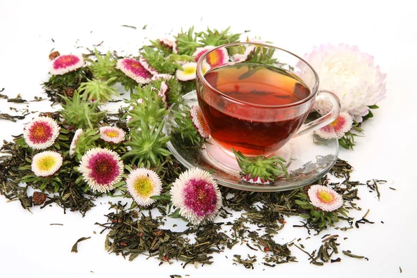 Herbata w kubku i kwiaty — Zdjęcie stockowe