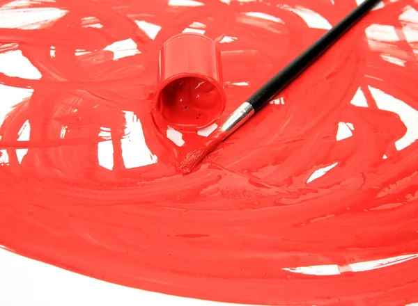 Röd gouache och svart pensel — Stockfoto