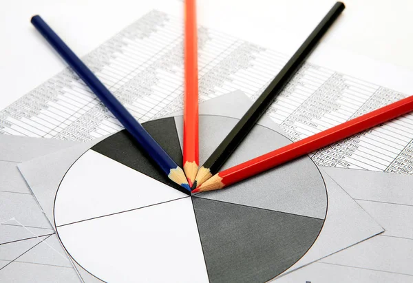 Colored pencils lying at the center of the chart — Stock Photo, Image