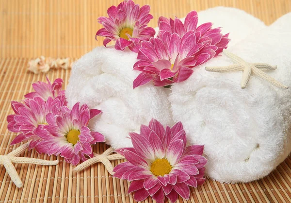 White cotton towel and pink flowers — Stock Photo, Image