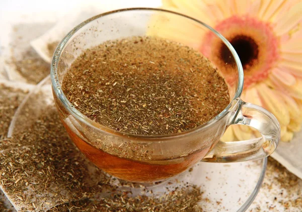 Tea egy bögre száraz fű és virágok — Stock Fotó