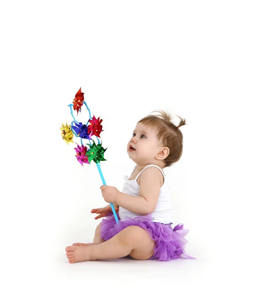 Petite fille avec roue à dents dans les mains sur fond blanc — Photo