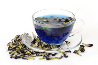 Çay fincanda renk taçyapraklarıyla