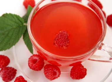 Beyaz arka planda olgun ahududulu çay