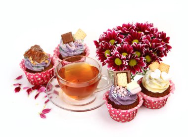 Beyaz arka planda çay ve lezzetli pastalar.