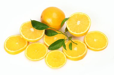 Olgun mandalinalar parçalara ayrılmış.