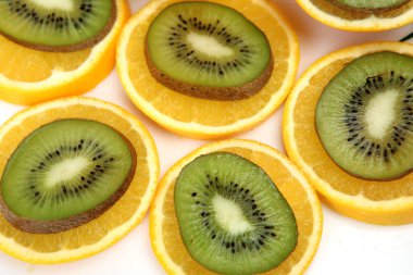 Dilimlenmiş kivi ve portakal.