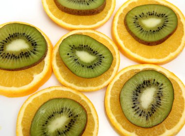 Olgun mandalina ve kivi parçalara ayrılmış.