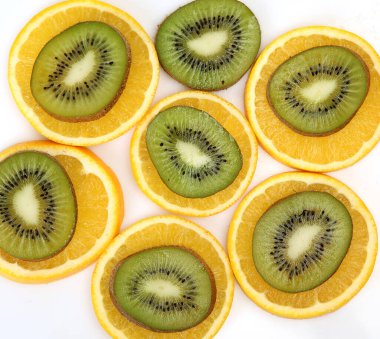 Dilimlenmiş kivi ve portakal.