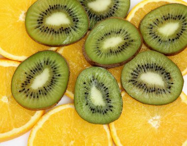 Dilimlenmiş kivi ve portakal.