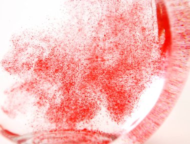 kırmızı boya suda yüzüyor.