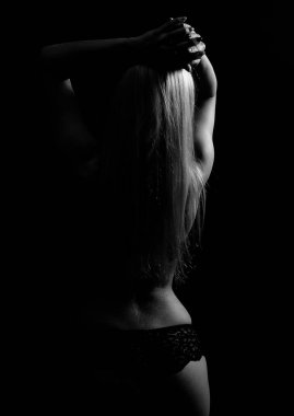 Karanlıktaki kadın figürünün silüeti.