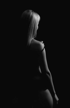 Karanlıktaki kadın figürünün silüeti.