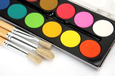 yaratıcılık için fırçalar ve boyalar