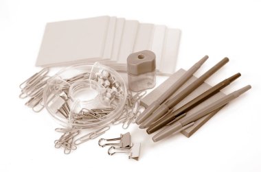 Beyaz arka planda ofis malzemeleri