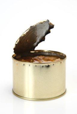 Demir kutuda balık konservesi