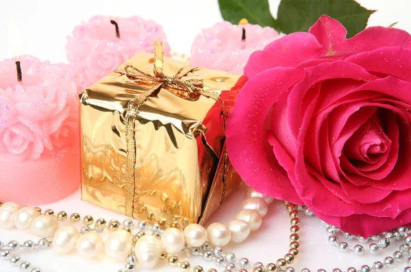 プレゼントやキャンドルやバラの入った黄金の箱 — ストック写真