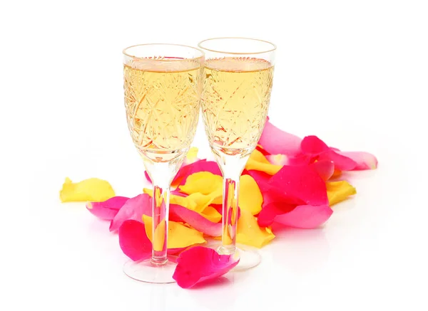 Champagne Een Glas Rozenblaadjes Een Witte Achtergrond — Stockfoto