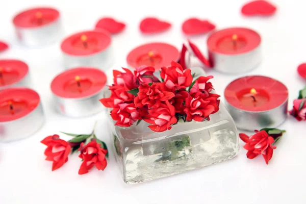 Růžové Květy Hořící Svíčky — Stock fotografie